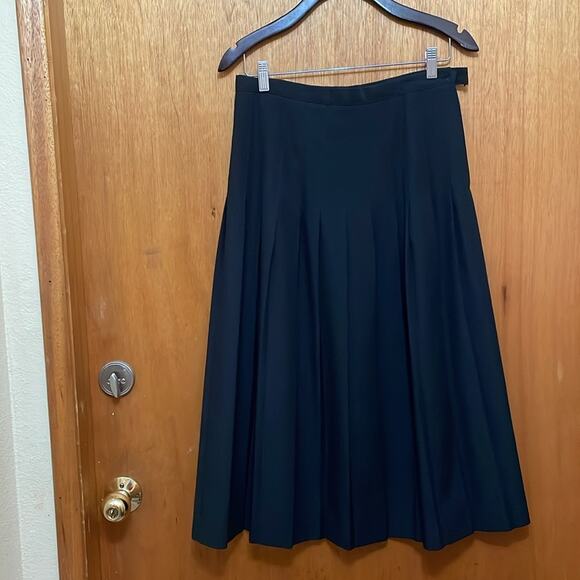 Chic Black Pleated Skirt. 13-14. - Picture 3 of 4